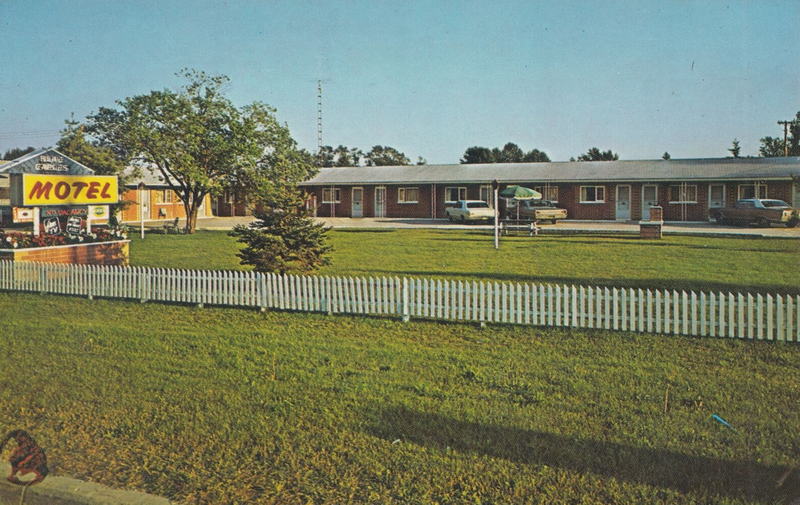 Blue Gables Motel (Island Inn) - Old Postcard (newer photo)